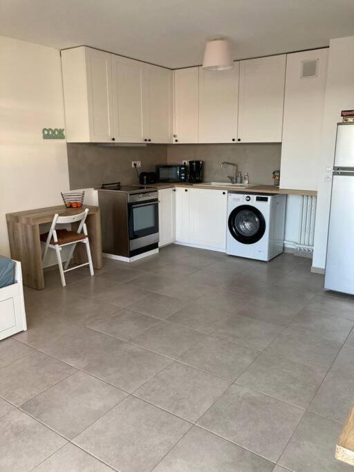 Appartement Rdc Avec Parking Prive La Fare-les-Oliviers Dış mekan fotoğraf